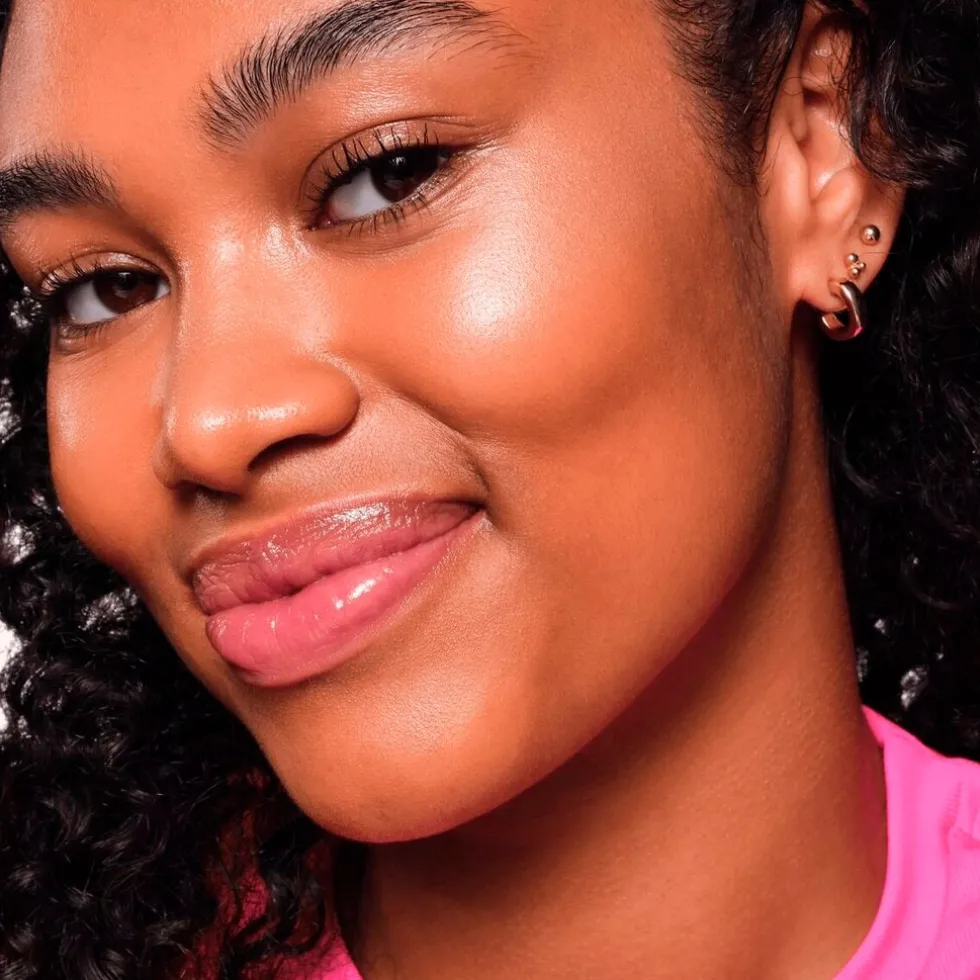 essence-baby-got-glow-010-gold-SWAVXgia-4.webp Sale Essence Baby Got Glow 010 Golden Aura Highlight Stick