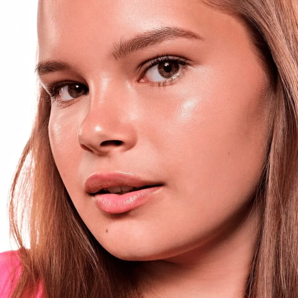 essence-baby-got-glow-020-rosy-QxiKqqbo-5.webp New Essence Baby Got Glow 020 Rosy Glaze Aura Highlight Stick