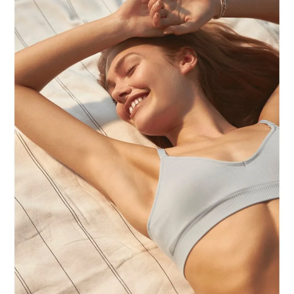 nivea-black-white-invisible-s-gUBIlFRp-3.webp Hot Nivea Black & White Invisible Silky Smooth Antitranspirant Roller